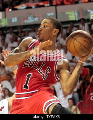 Chicago Bulls guard Derrick Rose (1) passa durante il gioco 4 dei finali orientali di congresso. La seconda metà del ricorso contro il Miami Heat all'American Airlines Arena, a Miami in Florida il 24 maggio 2011. Il Miami Heat battere i Chicago Bulls 101-93. UPI/Susan Knowles Foto Stock