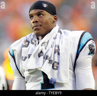 Carolina Panthers quarterback Cam Newton (1) guarda il quadro di valutazione durante la prima metà di azione, tra i delfini di Miami e il Carolina Panthers Al Sun Life Stadium di Miami, in Florida, il 19 agosto 2011. I Delfini di Miami ha battuto il Carolina Panthers 20-10. UPI/Susan Knowles Foto Stock