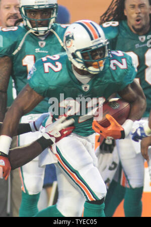 Delfini di Miami runningback Reggie Bush (22) viene eseguito durante la seconda metà dell'azione tra i delfini di Miami e il New England Patriots Al Sun Life Stadium di Miami, in Florida, il 12 settembre 2011. I Delfini di Miami ha battuto il New England Patriots 38-24.. UPI/Susan Knowles Foto Stock