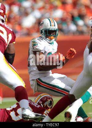 .Delfini di Miami runningback Reggie Bush (22) guadagna yardage durante la seconda metà dell'azione tra i delfini di Miami e Washington Redskins Al Sun Life Stadium di Miami, Florida, 13 novembre 2011. .I Delfini di Miami ha battuto il Washington Redskins 20-9.. UPI/Susan Knowles Foto Stock