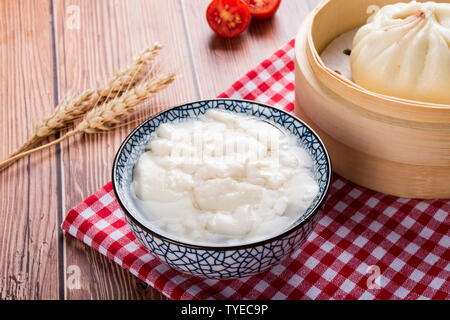 Tofu brain un famoso e tradizionale snack, noto anche come tofu fiore, fiore di fagiolo misto, secondo i gusti locali, vi è una distinzione tra dolce e salato. Foto Stock