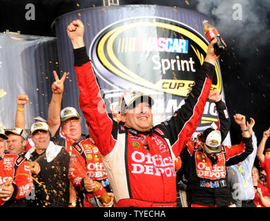 Tony Stewart festeggia conquistando la NASCAR Sprint Cup Ford 400, e che con il 2011 Sprint Cup campionato a Homestead-Miami Speedway a Homestead, Florida il 20 novembre 2011. UPI/Christina Mendenhall Foto Stock