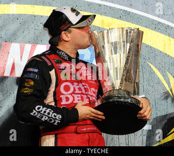 Tony Stewart festeggia conquistando la NASCAR Sprint Cup Ford 400, e che con il 2011 Sprint Cup campionato a Homestead-Miami Speedway a Homestead, Florida il 20 novembre 2011. UPI/Christina Mendenhall Foto Stock