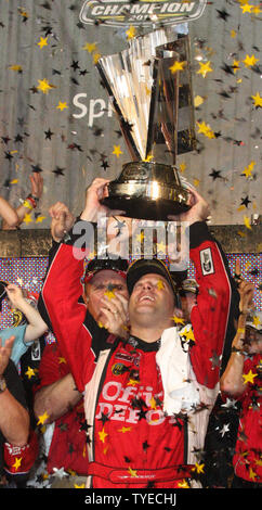 Tony Stewart festeggia conquistando la NASCAR Sprint Cup Ford 400, e che con il 2011 Sprint Cup campionato a Homestead-Miami Speedway a Homestead, Florida il 20 novembre 2011. UPI/Malcolm Speranza Foto Stock