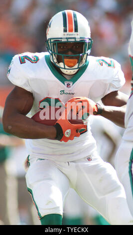 Delfini di Miami runningback Reggie Bush (22) viene eseguito durante la prima metà di azione, tra i delfini di Miami e Oakland Raiders Dicembre 4, 2011 a Sun Life Stadium di Miami, Florida. . UPI foto/Susan Knowles. Foto Stock