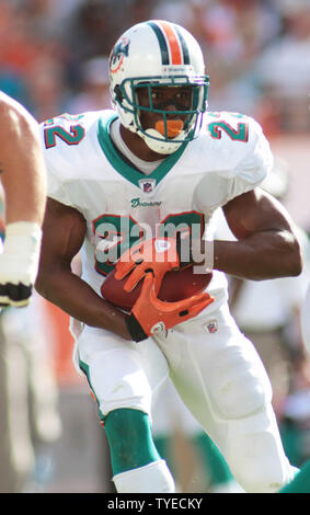 Delfini di Miami runningback Reggie Bush (22) viene eseguito durante la prima metà di azione, tra i delfini di Miami e Oakland Raiders Dicembre 4, 2011 a Sun Life Stadium di Miami, Florida. . UPI foto/Susan Knowles. Foto Stock