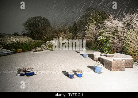 giardino innevato Foto Stock