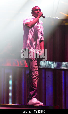 Cantante latino Akon ripete per il 2012 Billboard Latin Music Awards presso il Centro BankUnited, Coral Gables, Florida il 23 aprile 2012. UPI/Gary mi Rothstein. Foto Stock