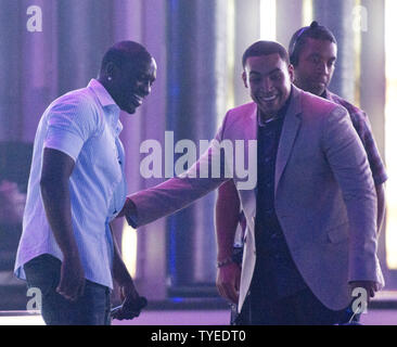 Cantanti latino Akon (L) e Don Omar provate per il 2012 Billboard Latin Music Awards presso il Centro BankUnited, Coral Gables, Florida il 23 aprile 2012. UPI/Gary mi Rothstein Foto Stock