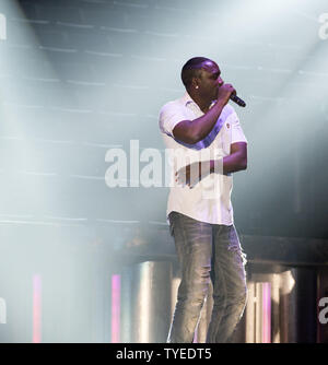 Cantante latino Akon ripete per il 2012 Billboard Latin Music Awards presso il Centro BankUnited, Coral Gables, Florida il 23 aprile 2012. UPI/Gary mi Rothstein. Foto Stock