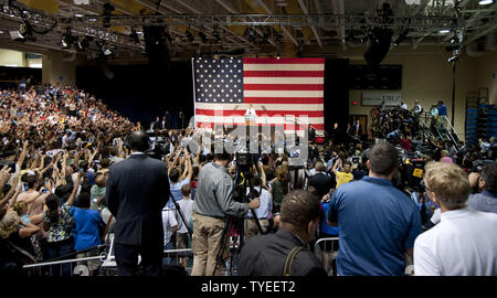 Il presidente Barack Obama saluta i sostenitori di grassroots a Harold e Ted Alfond Centro Sportivo, Rollins College, Winter Park, Florida il 02 agosto 2012. UPI/Gary mi Rothstein. Foto Stock