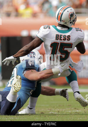 Miami Dolphins wide receiver Devon Bess è colpito contro il Tennessee Titans durante la prima metà azione a Sun Life Stadium Novembre 11, 2012 a Miami in Florida. Tennessee Titans battere i delfini di Miami 37-3. UPI/Susan Knowles Foto Stock