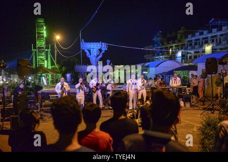 SIHANOUK VILLE, Cambogia (nov. 4, 2016) La settima flotta Rock Band 'Orient Express' esegue presso la vecchia stazione di autobus in Sihanouk Ville come parte di carat Cambogia. Carato è una serie annuale di esercizi marittimo tra Stati Uniti Navy, U.S. Marine Corps e le forze armate di nove nazioni partner di includere il Bangladesh, Brunei, Cambogia, Indonesia, Malaysia, Filippine, Singapore, Thailandia, e Timor Est. Foto Stock