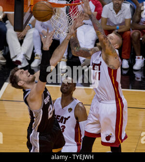 San Antonio Spurs Tiago Splittler (22) va per il cesto contro il calore di Miami con Dwyane Wade (3) e Chris Andersen (11) difendere nel gioco 4 del NBA Finals presso l'American Airlines Arena, a Miami, 12 giugno 2014. Gli speroni sconfitto il calore 107-86 a prendere un gioco di 3-1 portano nel migliore dei sette giochi. UPI/Gary mi Rothstein Foto Stock