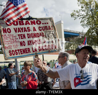 Manifestanti Anti-Castro raccogliere in Jose Marti park di Little Havana Miami Florida, Dicembre 20, 2014. I dimostranti si sono riuniti per manifestare la propria opposizione al Presidente Obama il piano per stabilire le relazioni tra gli Stati Uniti e Cuba. UPI / Gary mi Rothstein Foto Stock