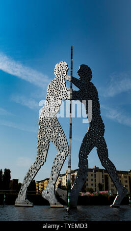 26 giugno 2019, Berlin: Blue sky telai la monumentale opera 'molecule' uomo dallo scultore Jonathan Borofsky. Foto: Paolo Zinken/dpa Foto Stock