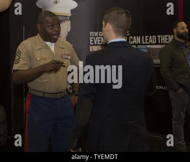 Master Sgt. Damian Cason, diversità Chief, Marine Corps il reclutamento di comando, si impegna con uno studente presso la Marine Corps stand durante la fiera delle carriere presso la società di ispanici Ingegneri Professionali simposio a Seattle, nov. 4, 2016. Durante il simposio Marines interagiscono con la collegiata-livello gli studenti provenienti da tutto il paese, tutti i quali hanno un eredità ispanica, e hanno dimostrato eccellenti qualità in materia di istruzione e di leadership. Il SHPE fornisce il Marine Corps l opportunità di promuovere rapporti positivi con i membri e key-influenzatori entro la comunità ispanica, condividere il Marine più lungo Foto Stock