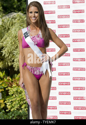 Miss Universo contestant Nia Sanchez dai modelli usa una selezione dalla Yamamay costume da bagno collezione durante il costume da bagno pista evento al Trump National Doral in piscina a Miami, FL orida il 14 gennaio 2015. Il 63rd. Miss Universo Pageant si terrà a Miami in Florida, 25 gennaio 2015. Foto di Gary mi Rothstein/UPI Foto Stock