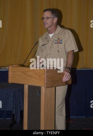 SAN DIEGO (nov. 4, 2016) posteriori Adm. William Byrne, commander, carrier strike gruppo 11 offre un commento come oratore ospite per la superficie navale e il mio combattimento Centro di sviluppo (SMWDC) tattiche di guerra istruttore graduazione nella Base Navale di San Diego. Byrne ha detto, "l'standup di SMWDC è il singolo la maggior parte dei miglioramenti che abbiamo apportato [in superficie warfare comunità] nei miei 30 anni di servizio.' SMWDC aperto giugno 9, 2015. Simile a Navy Fighter Scuola di armi (TOP GUN) per la Marina Militare i migliori aviatori, SMWDC è caricato con aumentando la competenza tattico della flotta di superficie mediante la selezione di un elite Foto Stock