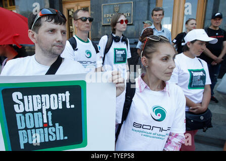 Gli ucraini indossando bianco in t-shirt supporto di lettura, non punire prendere parte durante un rally repressiva contro le politiche sugli stupefacenti di fronte l'amministrazione presidenziale a Kiev.Il rally è stato parte della campagna globale 'Support, non punire" tenutosi a sostegno di sui diritti di tossicodipendenti persone ed era temporizzata su la Giornata Internazionale contro l abuso di droga e circolazione illegale e della Giornata Internazionale a Sostegno delle Vittime della tortura che di entrambi sono segnati il 26 giugno. Foto Stock