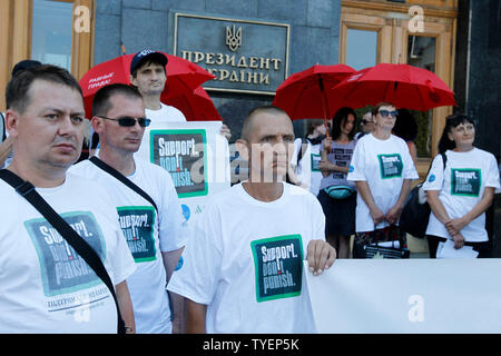 Gli ucraini indossando bianco in t-shirt supporto di lettura, non punire prendere parte durante un rally repressiva contro le politiche sugli stupefacenti di fronte l'amministrazione presidenziale a Kiev.Il rally è stato parte della campagna globale 'Support, non punire" tenutosi a sostegno di sui diritti di tossicodipendenti persone ed era temporizzata su la Giornata Internazionale contro l abuso di droga e circolazione illegale e della Giornata Internazionale a Sostegno delle Vittime della tortura che di entrambi sono segnati il 26 giugno. Foto Stock