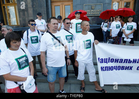 Gli ucraini indossando bianco in t-shirt supporto di lettura, non punire tenere un banner durante un rally repressiva contro le politiche sugli stupefacenti di fronte l'amministrazione presidenziale a Kiev.Il rally è stato parte della campagna globale 'Support, non punire" tenutosi a sostegno di sui diritti di tossicodipendenti persone ed era temporizzata su la Giornata Internazionale contro l abuso di droga e circolazione illegale e della Giornata Internazionale a Sostegno delle Vittime della tortura che di entrambi sono segnati il 26 giugno. Foto Stock