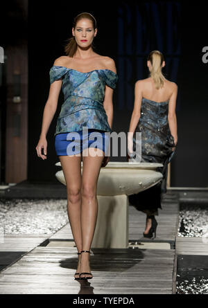 Un modello presenta una creazione da René Ruiz designer di moda durante il Miami Funkshion settimana al The Setai Hotel, Miami Beach, Florida, 5 novembre 2015. Foto di Gary mi Rothstein/UPI Foto Stock