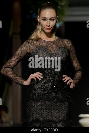 Un modello presenta una creazione da René Ruiz designer di moda durante il Miami Funkshion settimana al The Setai Hotel, Miami Beach, Florida, 5 novembre 2015. Foto di Gary mi Rothstein/UPI Foto Stock