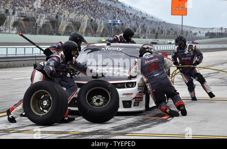 NASCAR Serie Xfinity racer Ty Dillon (3) fa un pit stop all'EcoBoost 300 a Homestead-Miami Speedway a Homestead, Florida il 21 novembre 2015. Foto di Gary mi Rothstein/UPI Foto Stock