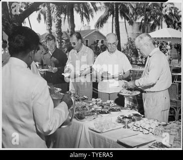 Fotografia di un pranzo a picnic nel giardino della Piccola Casa Bianca, il Presidente Truman di vacanza quarters a Key West, Florida, con i membri del presidente del partito che serve loro stessi a tavola: (da sinistra a destra) White House aide Giuseppe Feeney; Ammiraglio Robert Dennison, Navale Aide al Presidente; Fleet Admiral William Leahy, pensionato capo del personale per il presidente e il presidente Truman. Foto Stock