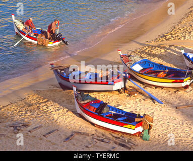 Antenna birds eye presto vista guardando verso il basso a partire da sopra coloratissime barche di pescatori sulla spiaggia di sabbia pescatore portoghese in barca a Carvoeiro Algarve Portogallo Foto Stock