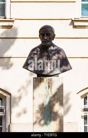 Ingresso di Sopron Università Elek Benedek facoltà di pedagogia e il busto di scrittore Benedek Elek, Sopron, Ungheria Foto Stock