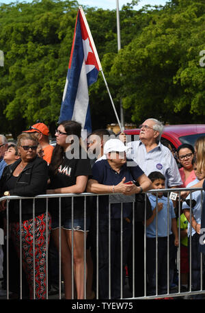 Miami Marlins tifosi di attendere in linea per visualizzare e pagare i loro aspetti al lanciatore Jose Fernanedez a Brendan Chiesa cattolica in Miami Florida, 28 settembre 2016. Jose Fernanedez, 24, è morto in un incidente in barca al di fuori della South Beach jetty di domenica 25 settembre, 2016. Foto di Gary mi Rothstein/UP1 Foto Stock