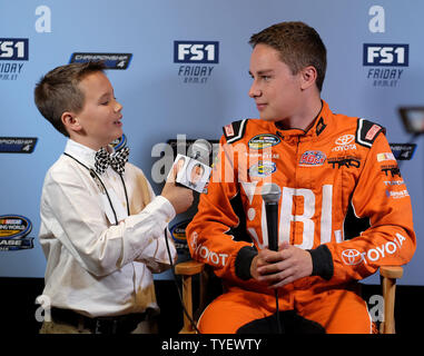 NASCAR Nationwide Series conducente Christopher Bell è visto rispondendo alle domande durante il media day al Loews hotel in Miami Beach, Florida, il 17 novembre 2016. Foto di Gary mi Rothstein/UPI Foto Stock