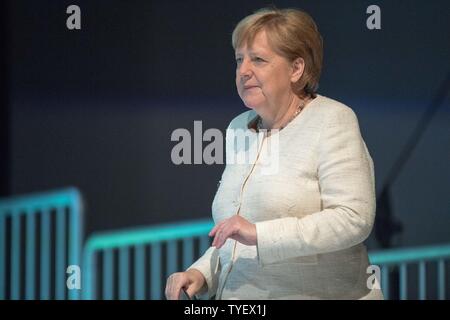 Dortmund, Deutschland. Il 22 giugno, 2019. Il Cancelliere federale Angela Merkel sul modo per il leggio, mezza figura, mezza figura, main lecture nel Westafalenhalle a Dortmund, Germania, il 22.6.2019. Tedesco Kirchentag protestante, Dortmund, 19.6. - 23.06.2019, | Utilizzo di credito in tutto il mondo: dpa/Alamy Live News Foto Stock