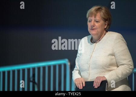 Dortmund, Deutschland. Il 22 giugno, 2019. Il Cancelliere federale Angela Merkel sul modo per il leggio, mezza figura, mezza figura, main lecture nel Westafalenhalle a Dortmund, Germania, il 22.6.2019. Tedesco Kirchentag protestante, Dortmund, 19.6. - 23.06.2019, | Utilizzo di credito in tutto il mondo: dpa/Alamy Live News Foto Stock