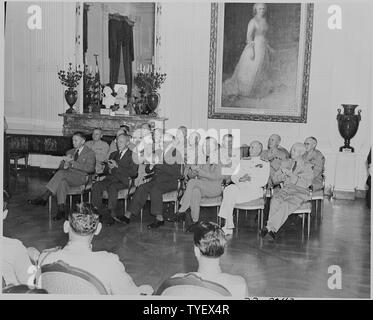 Fotografia di dignitari applaudire durante Medal of Honor cerimonia di presentazione nella Sala Est della Casa Bianca: (in prima fila, da sinistra a destra) segretario della Marina James Forrestal; Segretario della guerra Henry Stimson; uomo non identificato; generale George C. Marshall; Fleet Admiral William Leahy; generale Henry Hap Arnold. Foto Stock