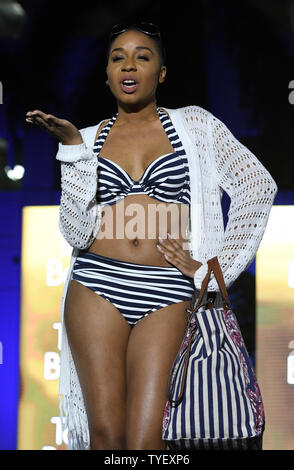 Un modello di presentazione di una creazione da Tommy Bahama designer passeggiate la pista di vecchia scuola Square park durante il Surf & Swim show a Delray Beach Fashion Week di Delray Beach, Florida, 28 gennaio 2017. Foto di Gary mi Rothstein/UPI Foto Stock