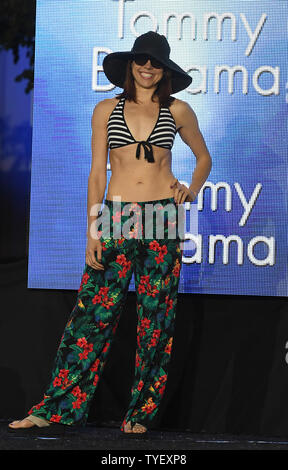 Un modello di presentazione di una creazione da Tommy Bahama designer passeggiate la pista di vecchia scuola Square park durante il Surf & Swim show a Delray Beach Fashion Week di Delray Beach, Florida, 28 gennaio 2017. Foto di Gary mi Rothstein/UPI Foto Stock