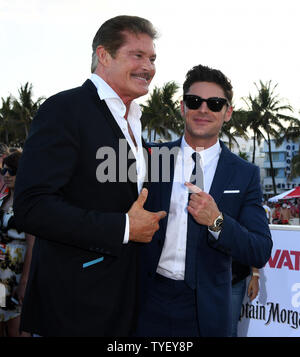 TV membro del cast David Hasselhoff (L) e movie membro del cast Zac Efron frequentare la US premiere di Motion Picture Baywatch in Lummus Park, Miami Beach, Florida, 13 maggio 2017. Il film è un remake della serie TV che correva da 1989-2001. Foto di Gary mi Rothstein/UPI Foto Stock