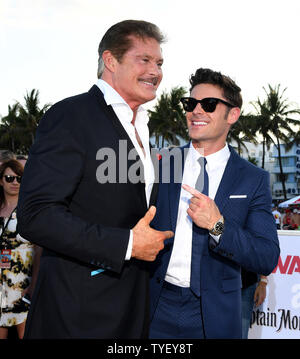 TV membro del cast David Hasselhoff (L) e movie membro del cast Zac Efron frequentare la US premiere di Motion Picture Baywatch in Lummus Park, Miami Beach, Florida, 13 maggio 2017. Il film è un remake della serie TV che correva da 1989-2001. Foto di Gary mi Rothstein/UPI Foto Stock