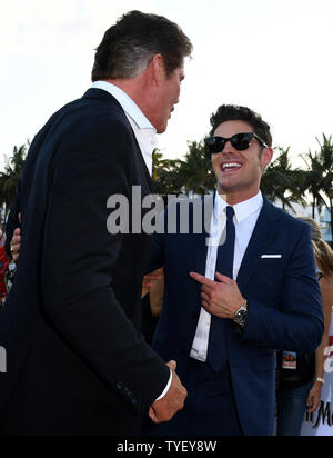 TV membro del cast David Hasselhoff (L) e movie membro del cast Zac Efron frequentare la US premiere di Motion Picture Baywatch in Lummus Park, Miami Beach, Florida, 13 maggio 2017. Il film è un remake della serie TV che correva da 1989-2001. Foto di Gary mi Rothstein/UPI Foto Stock