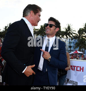 TV membro del cast David Hasselhoff (L) e movie membro del cast Zac Efron frequentare la US premiere di Motion Picture Baywatch in Lummus Park, Miami Beach, Florida, 13 maggio 2017. Il film è un remake della serie TV che correva da 1989-2001. Foto di Gary mi Rothstein/UPI Foto Stock