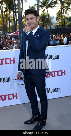 Membro del cast Zac Efron assiste gli Stati Uniti premiere di Motion Picture Baywatch in Lummus Park, Miami Beach, Florida, 13 maggio 2017. Il film è un remake della serie TV che correva da 1989-2001. Foto di Gary mi Rothstein/UPI Foto Stock