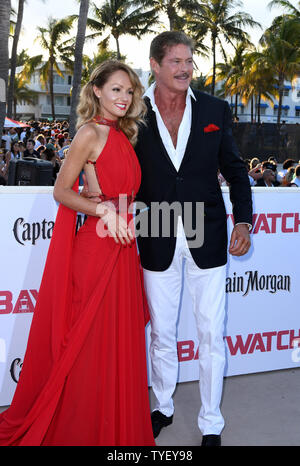 TV membro del cast David Hasselhoff (R) e Hayley Roberts frequentare la US premiere di Motion Picture Baywatch in Lummus Park, Miami Beach, Florida, 13 maggio 2017. Il film è un remake della serie TV che correva da 1989-2001. Foto di Gary mi Rothstein/UPI Foto Stock