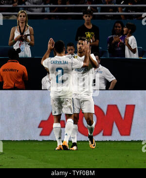 Del Real Madrid in Marco Aseniso (20) festeggia con Daniel Carvajal (2) dopo aver segnato contro il Barcellona nella prima metà del El Clasico corrispondono all'Hard Rock Stadium a Miami in Florida il 29 luglio 2017. Foto di Gary mi Rothstein/UPI Foto Stock