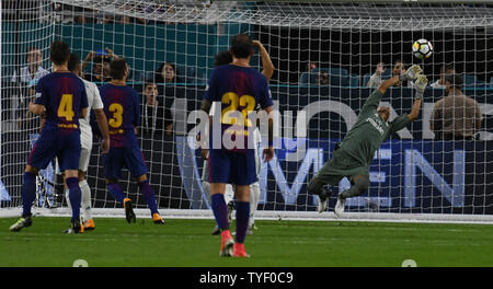 Per Barcellona Gerard Pique (3) punteggi del Real Madrid il goalie Keylor Navas (1) nella seconda metà dell'El Clasico corrispondono all'Hard Rock Stadium a Miami in Florida il 29 luglio 2017. Barcellona ha sconfitto il Real Madrid 3-2. Foto di Gary mi Rothstein/UPI Foto Stock