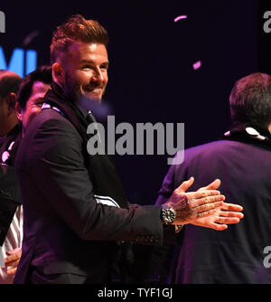 David Beckham applaude dopo il lancio ufficiale di Miami della Major League Soccer team. nel corso di una conferenza stampa presso l'Adrienne Arsht Center in Miami Florida, 29 gennaio 2018. Beckham di proprietà del gruppo di partner, Sprint CEO Marcelo Claure, MasTec Presidente e co-fondatore di Jorge Mas, MasTec CEO Jose R. Mas, Softbank CEO Masayoshi figlio e Simon Fuller, intrattenimento imprenditore e creatore di American Idol e Commissario MLS Don Garber, Miami-Dade Florida Sindaco Carlos A. Gimenez e della città di Miami, sindaco Francesco Suarez erano presenti per l'annuncio. Foto di Gary mi Rothstein/fino Foto Stock