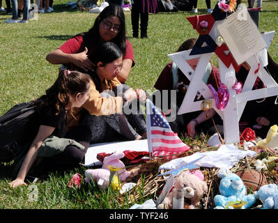 Gli studenti da Marjory Stoneman Douglas High School, parchi, Florida, visita la scuola memorial dopo aver camminato fuori della classe a protestare per il più forte controllo pistola Marzo 14, 2018. Gli studenti si è svolta il 17 minuti di silenzio per onorare i 17 studenti e insegnanti assassinato il 14 febbraio 2018.. Foto di Gary Rothstein/UPI Foto Stock