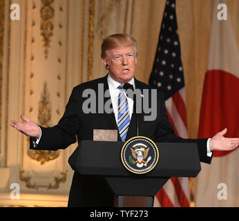 Presidente Trump parla ad una conferenza stampa congiunta con il Primo Ministro giapponese Shinzo Abe al presidente del Mar-a-Lago estate in Palm Beach, Florida, 18 aprile 2018. Foto di Gary mi Rothstein/UPI Foto Stock